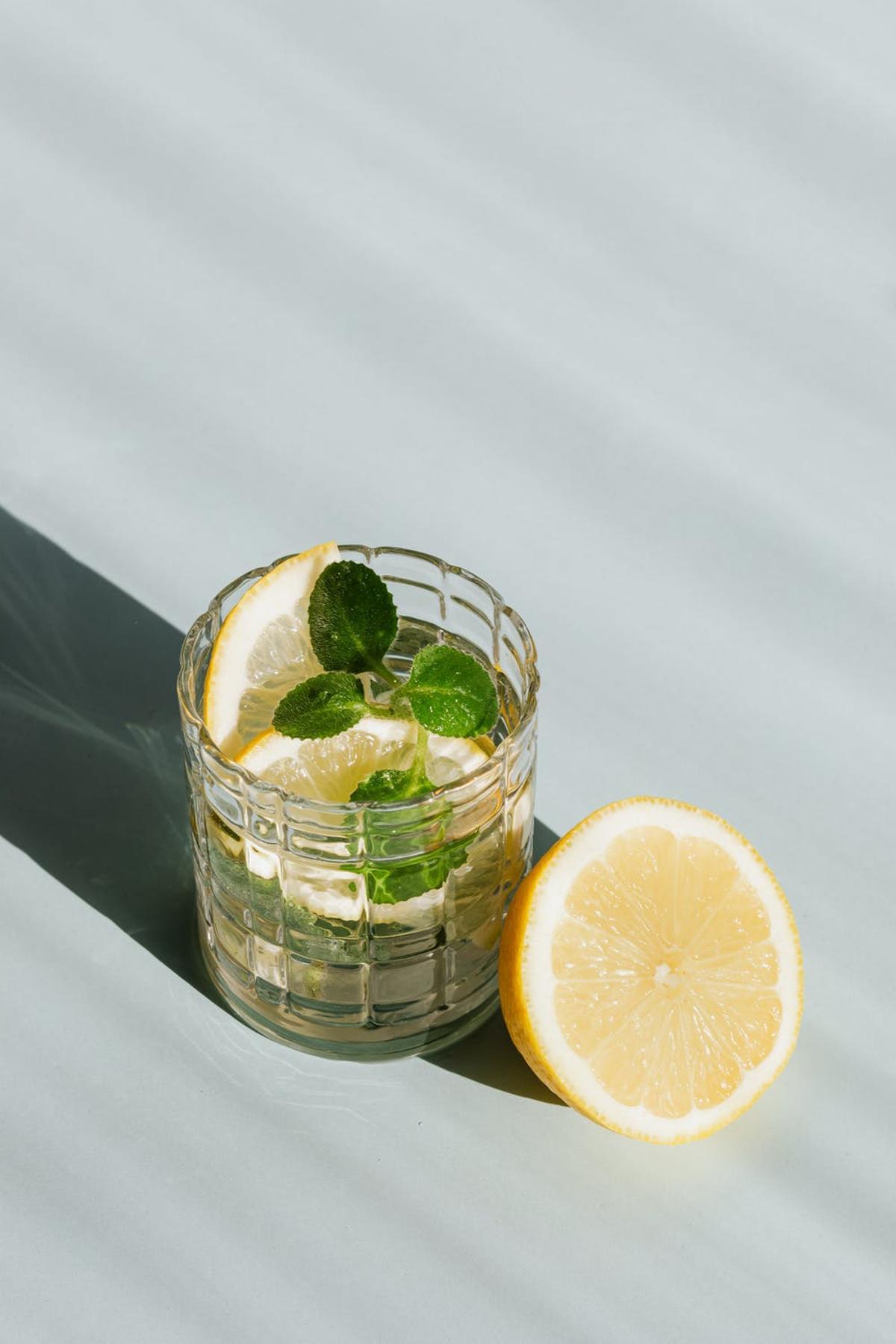 Si no se quiere pedir un botellín, basta con darle vida con una rodaja de limón u otras frutas