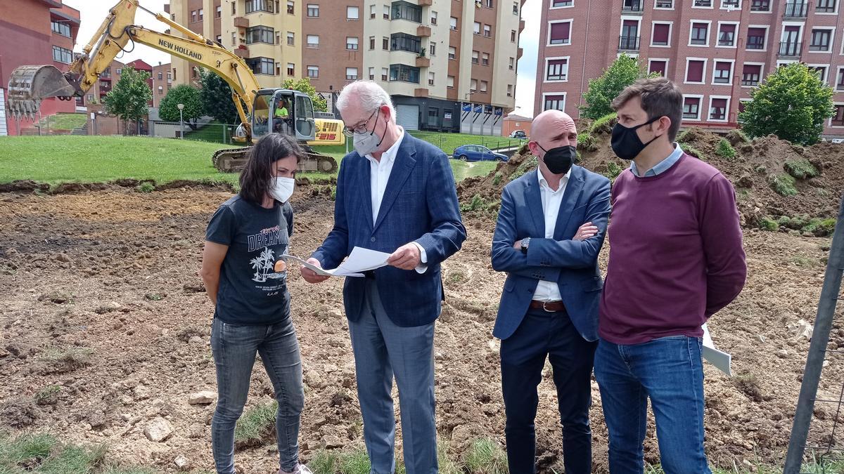 Por la izquierda, Aida Nuño, el arquitecto municipal Jose Benito Díaz, Adolfo Rodríguez, de la empresa que ejecuta las obras y el ingeniero municipal Juan Antonio Freije visitando el inicio de las obras en Lugones