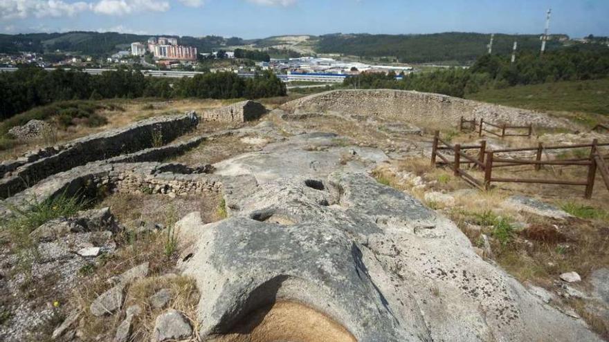 Zona de viviendas del Castro de Elviña próxima a una de las entradas, con Novo Mesoiro y Pocomaco al fondo.