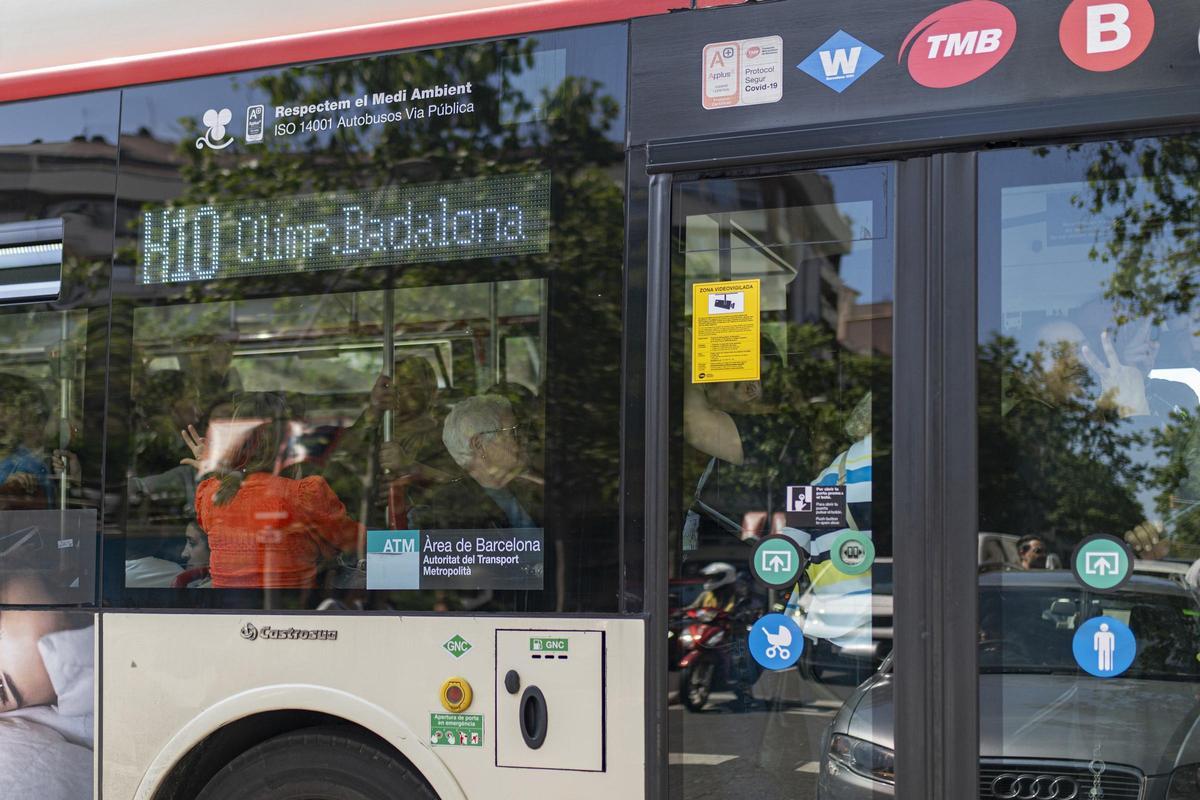 Un autobús con destino a Badalona, lleno de pasajeros, este martes 29 de abril Un autobús con destino a Badalona, lleno de pasajeros, este martes 29 de abril