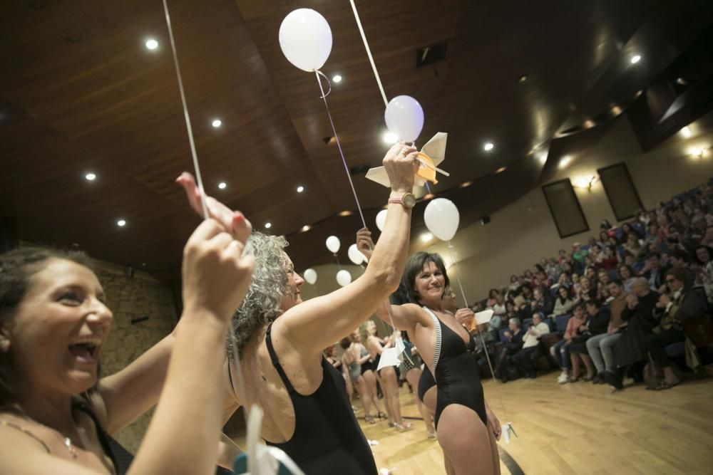 Desfile en el Auditorio de mujeres afectadas por cáncer de mama