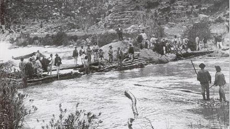 Un gran número de &quot;ganxers&quot; en el río Turia, a la altura de Chelva.