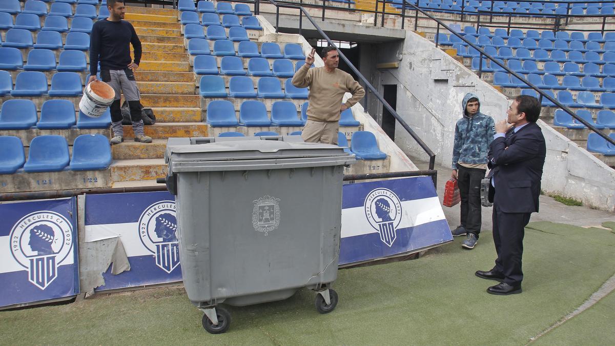 Manuel Illueca observa los primeros trabajos