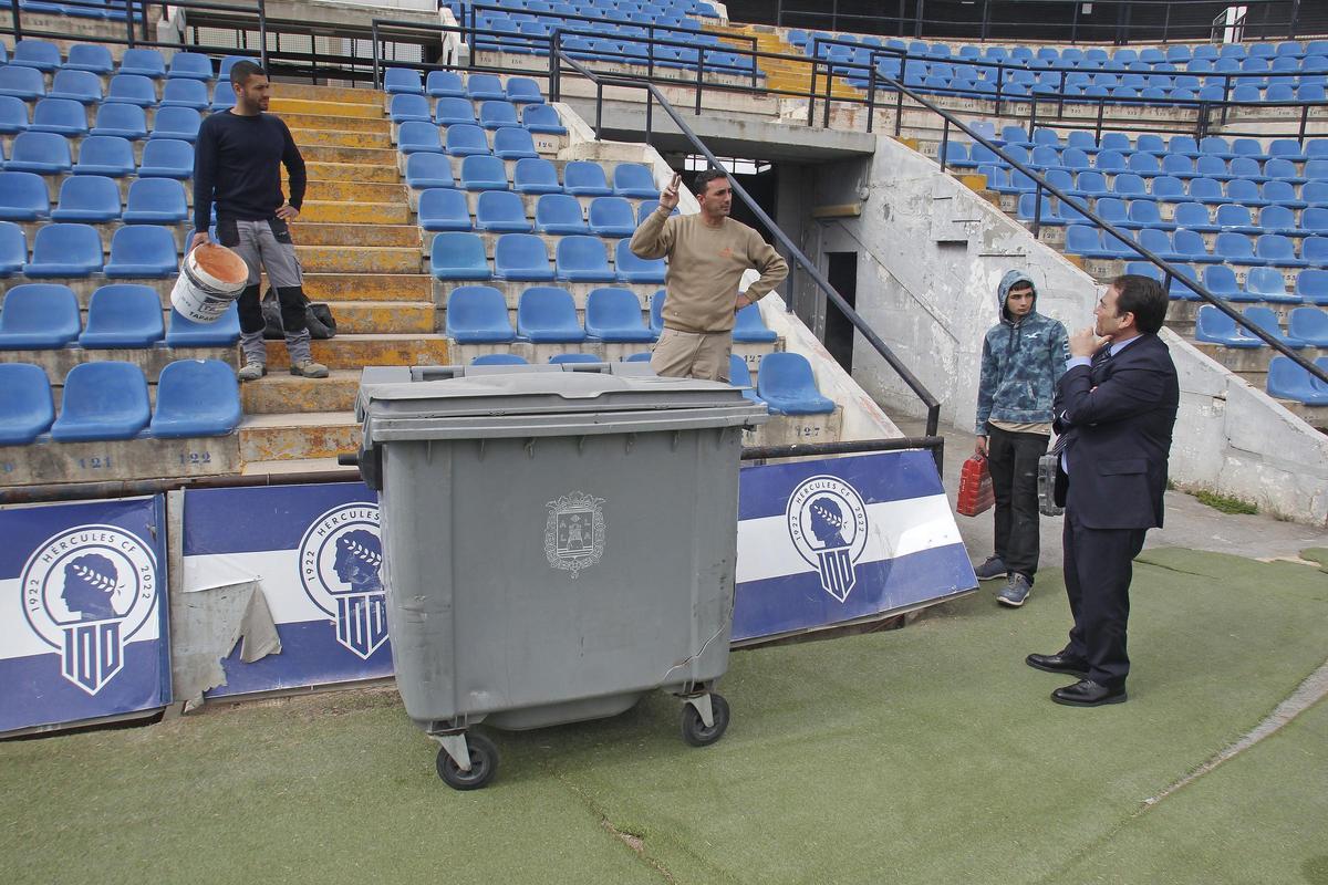 Manuel Illueca observa los primeros trabajos