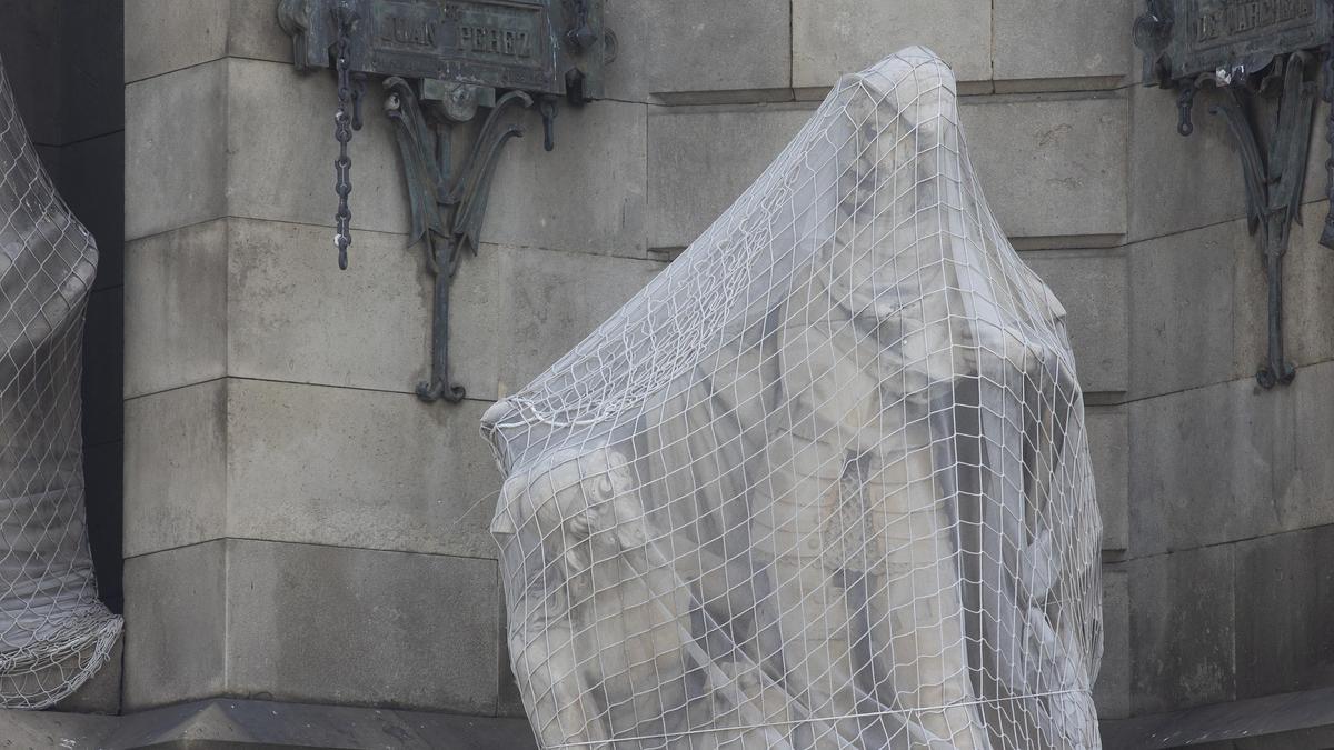 La figura del catalán Pere de Margarit, a los pies del monumento, cubierta por una lona que impide ver estos días cómo un indígena se arrodilla sumiso a sus pies.