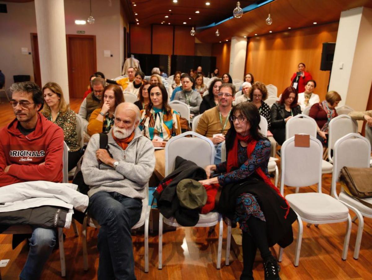 Gonzalo Moure, segundo por la izquierda, entre los asistentes al congreso.  Ángel González