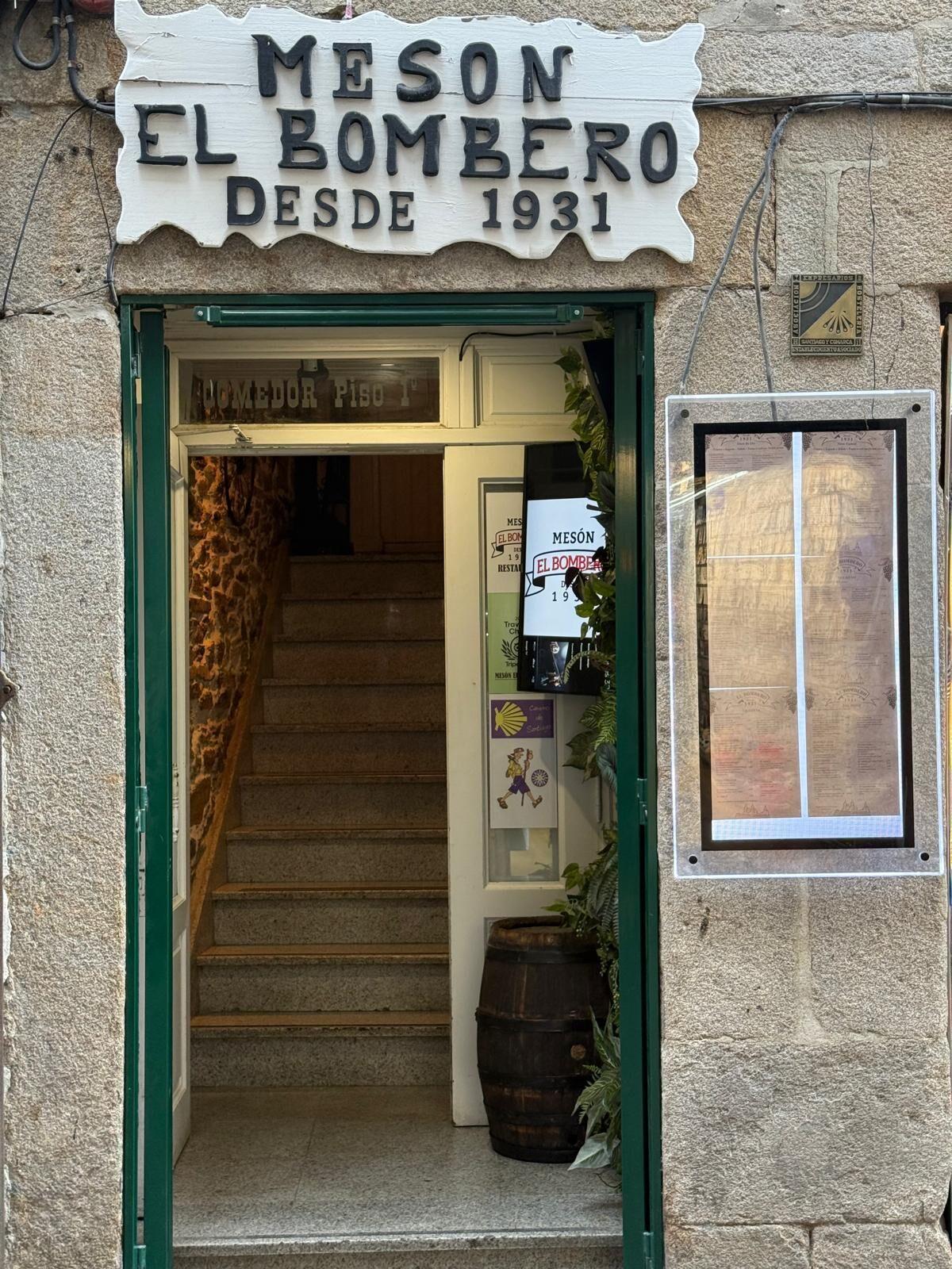 El letrero de la entrada del restaurante El Bombero, en Santiago de Compostela, donde se indica su fecha de creación en 1931.
