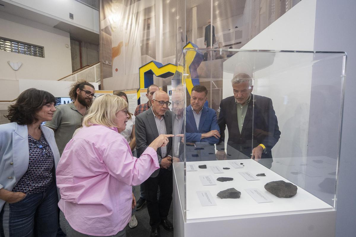 Antonio Morales, Lluís Serra y Teodoro Sosa, entre otros, observando los hallazgos del Roque Bentayga.