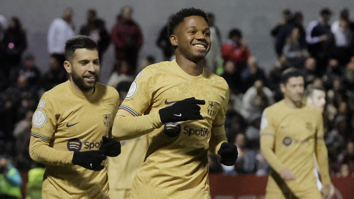 Ansu Fati, sonriente, celebra el tercer gol del Barça, obra suya.