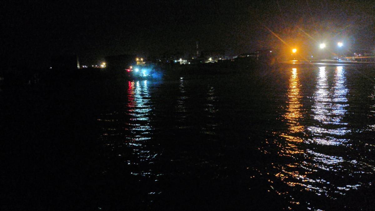 Imagen aportada por los bateeiros de Meloxo para demostrar la falta de iluminación.