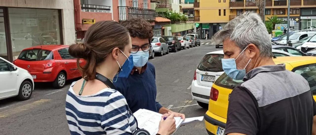 El edil David Hernández y los técnicos en una visita a una de las calles que se asfaltarán