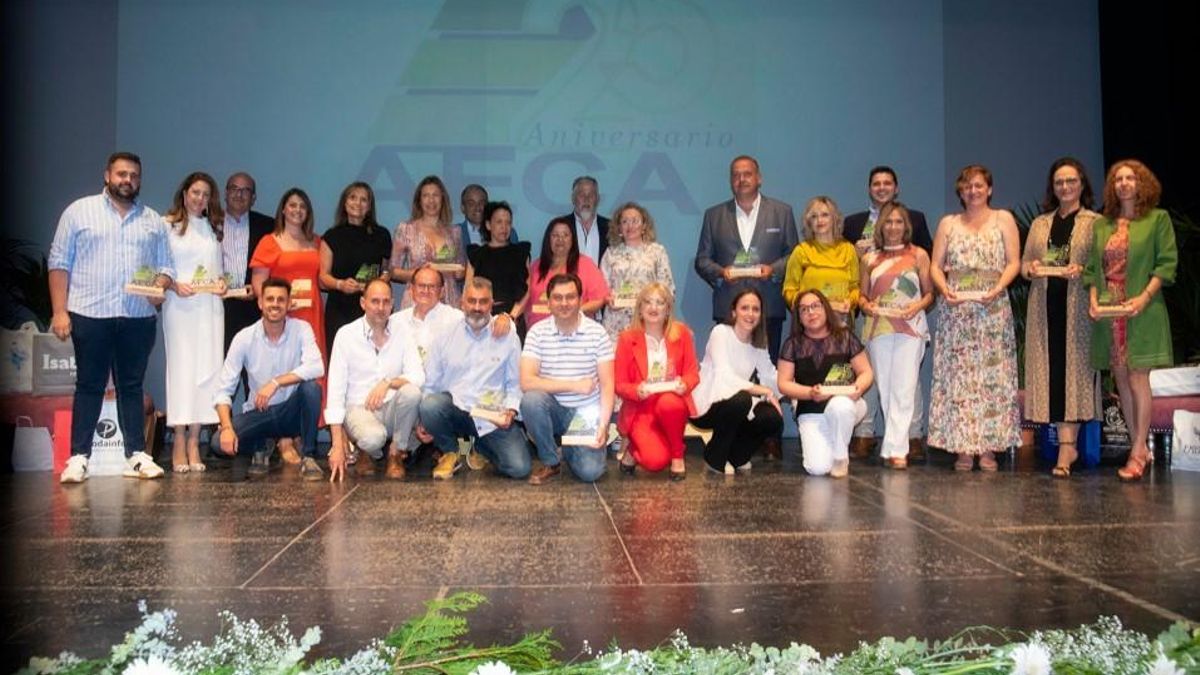 Foto de familia de los que recibieron reconocimiento durante la gala.