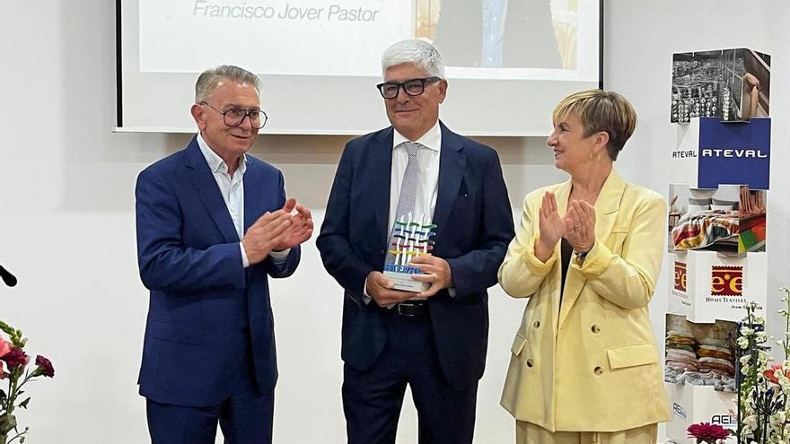 La patronal textil premia al alcoyano Francisco Jover por su