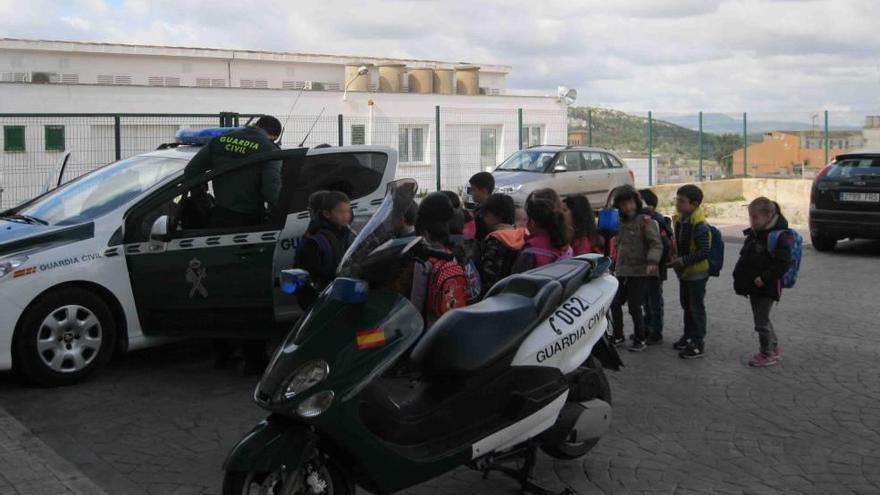 Visita escolar a la Guardia Civil