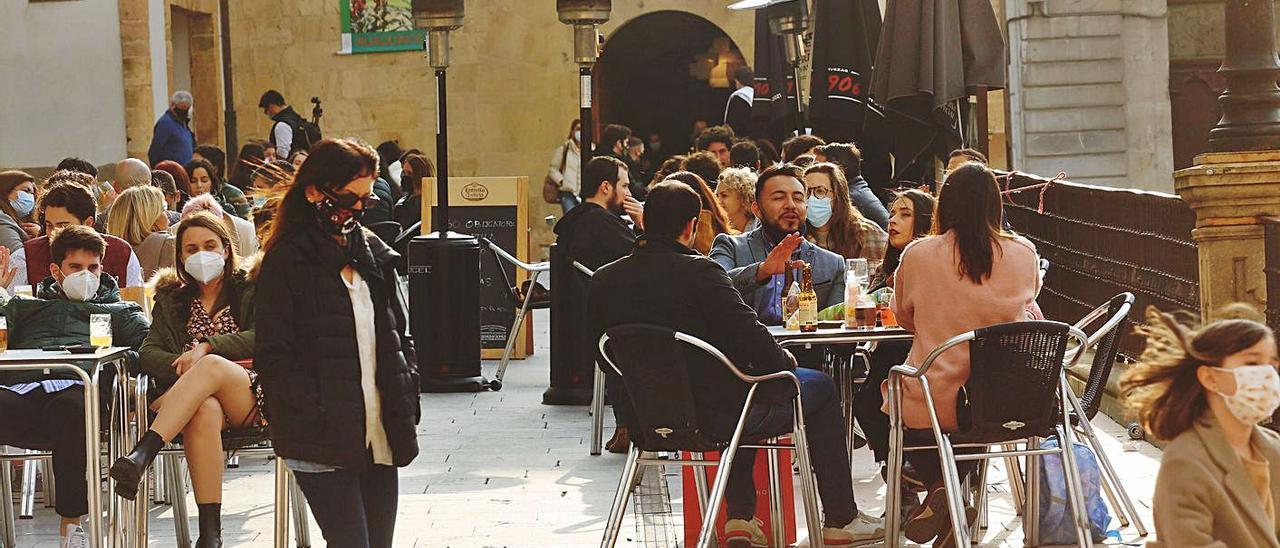 Gente disfrutando de las terrazas el pasado domingo. | Miki López