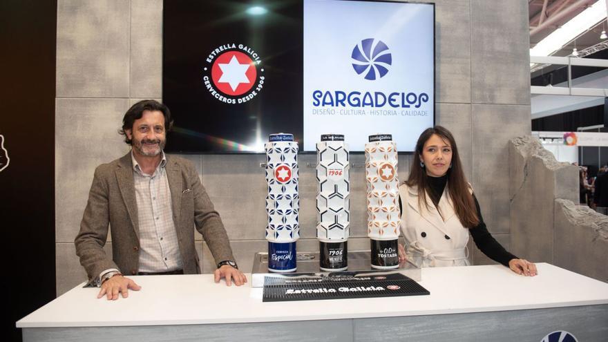 Manel Piñón, de Estrella Galicia, y Sara Méndez, de Sargadelos, posan con los grifos.  | // CASTELEIRO