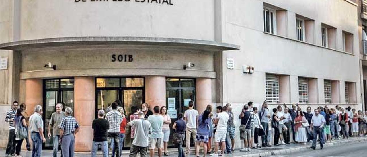 Las oficinas del SEPE han reforzado su plantilla para poder tramitar las prestaciones.