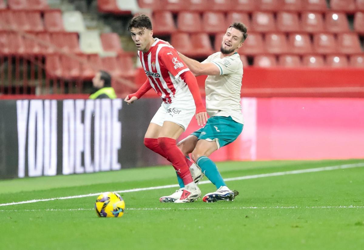 Genaro Rodríguez presiona a un rival durante el cruce con el Sporting de la primera vuelta.