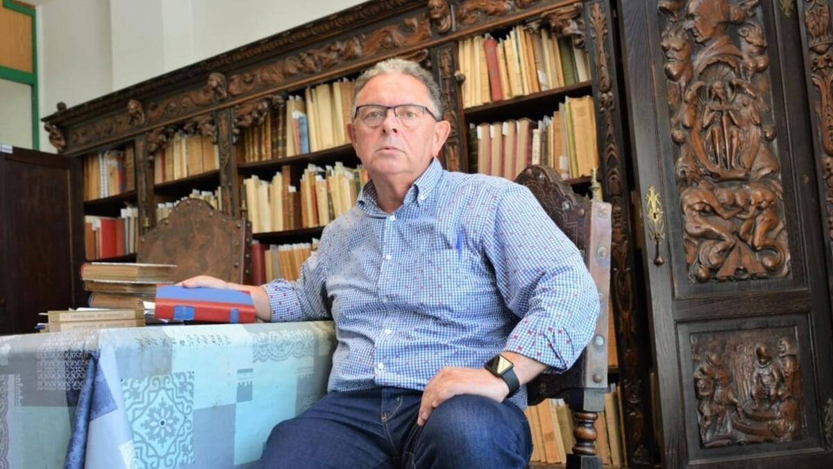 El historiador de Negreira Amancio Liñares, autor de la nueva guía local