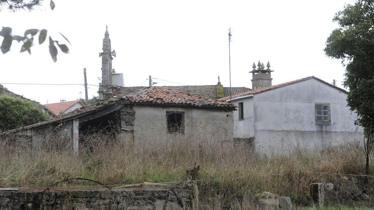 Casa en vías de compra, con construcción anexa, detrás de la iglesia. |   // BERNABÉ/JAVIER LALÍN