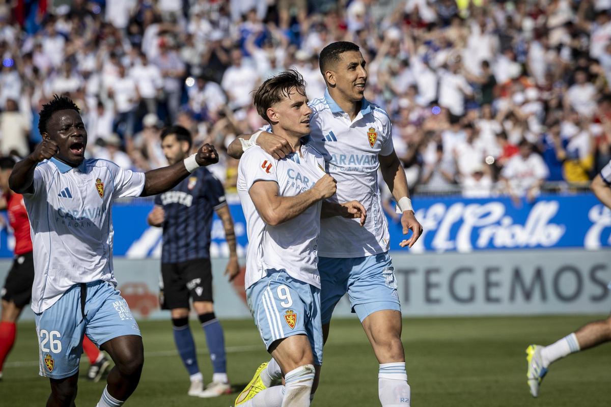 El Yamiq y Mawuli acuden a celebrar con Dani Gómez el tanto del delantero al Ceuta.