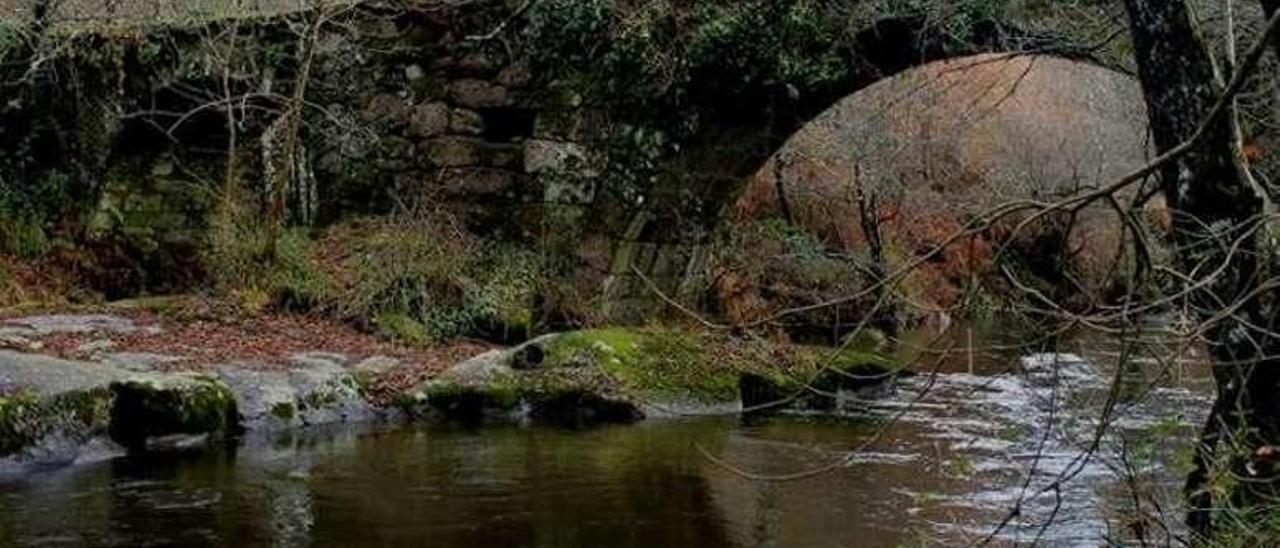 Vista de la Ponte dos Cabalos, sobre el río Arnego.