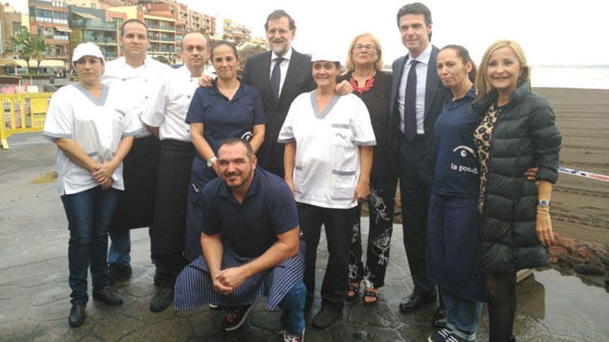 Rajoy, Soria y Navarro con el equipo del restaurante La Posada del Mar, ayer, en Melenara.