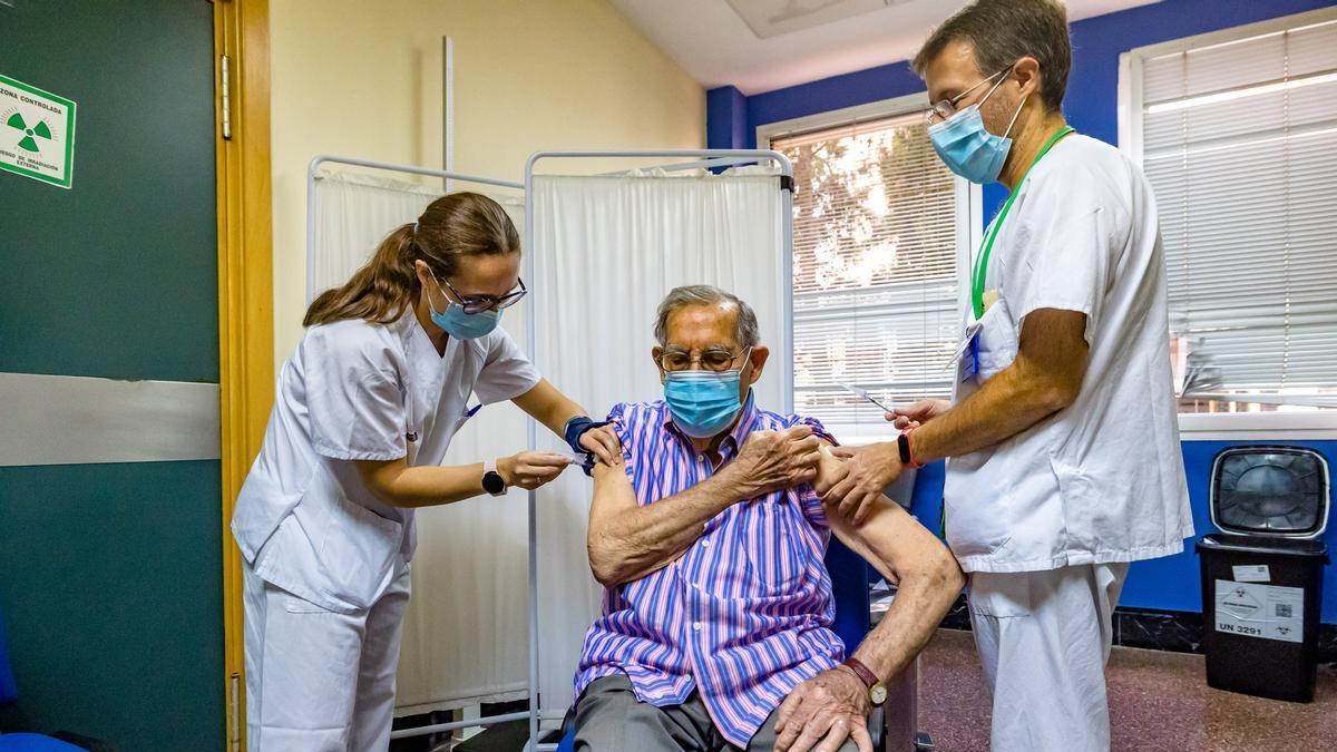 Vacunación de covid y gripe a personas mayores en Alicante