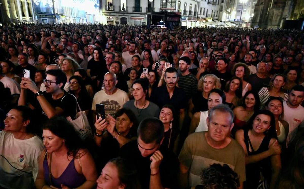Público que abarrotó la plaza de España. | RAFA VÁZQUEZ