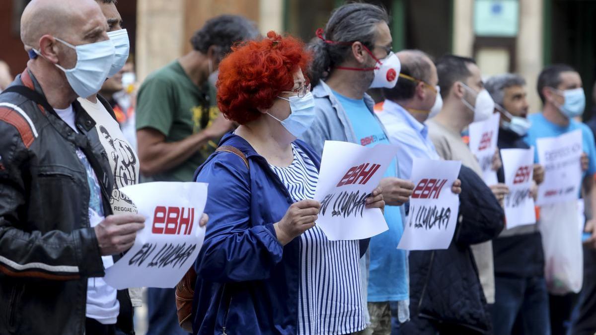 Concentración de los trabajadores de Ebhisa este miércoles en la plaza Mayor