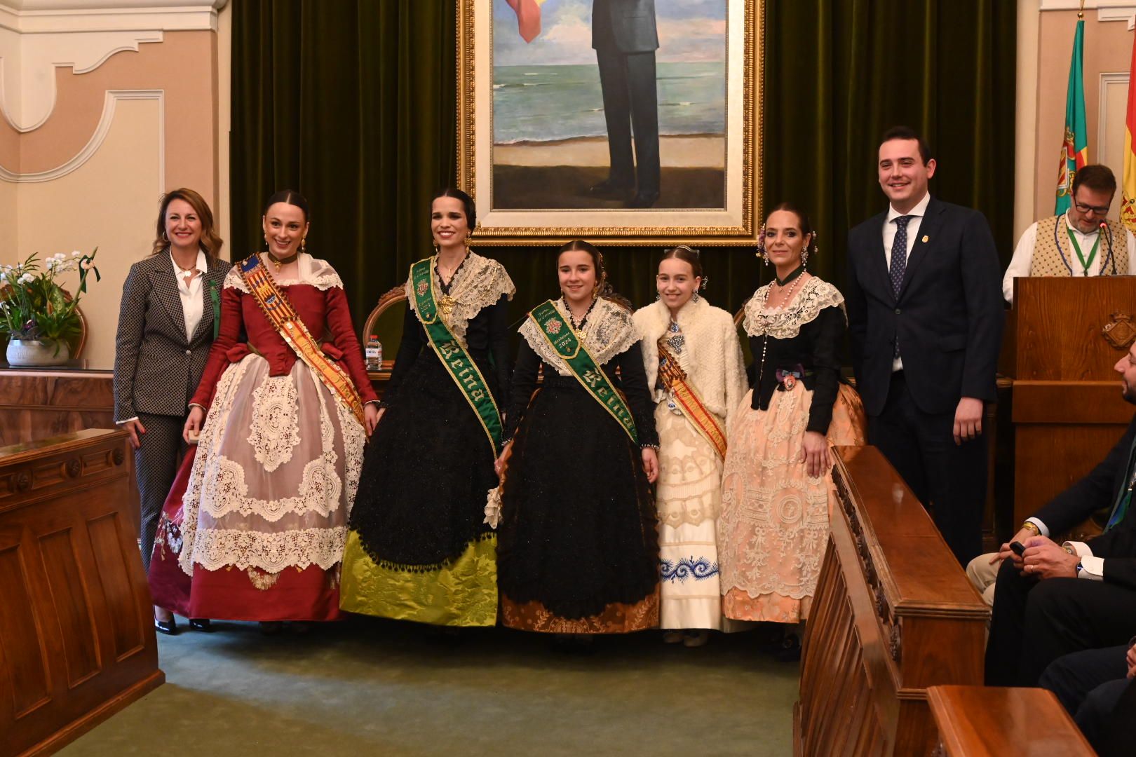 Galería de imágenes: Recepción de las reinas de los pueblos en el Ayuntamiento de Castelló