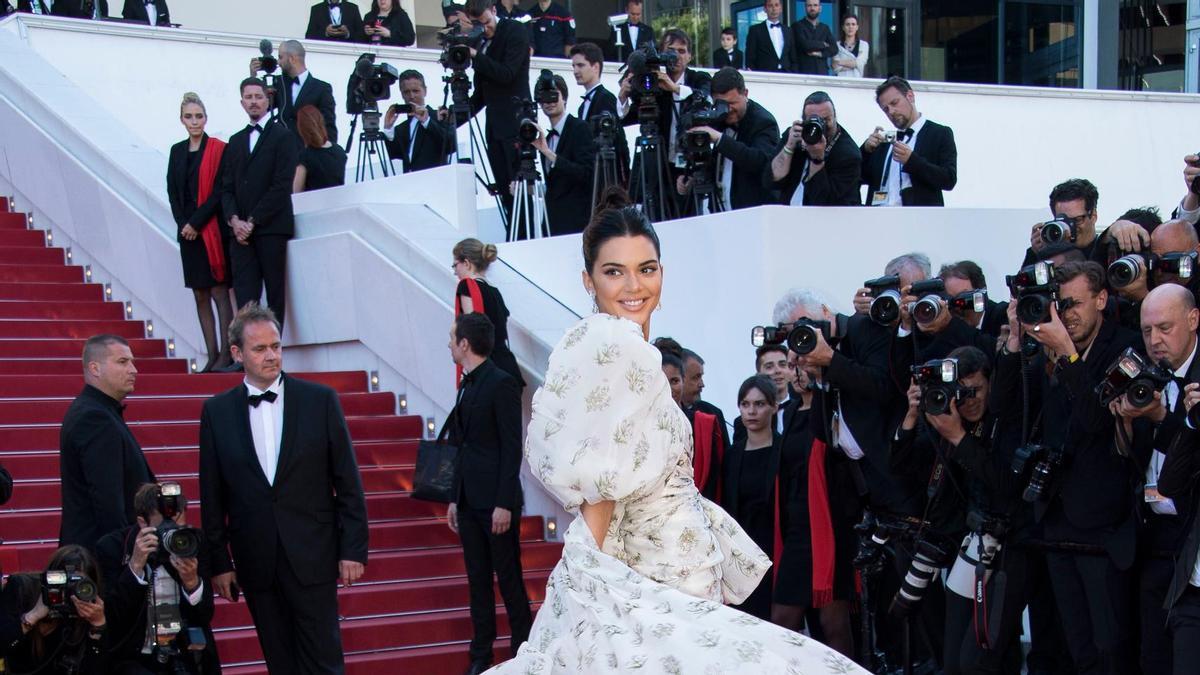 Kendal Jenner con vestido en movimiento en Cannes