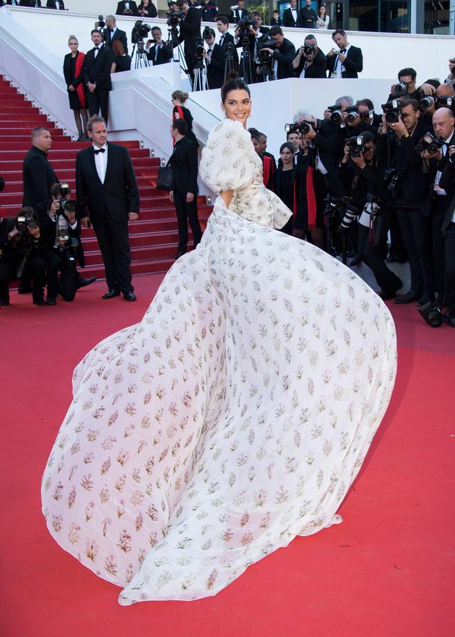 Kendal Jenner con vestido en movimiento en Cannes