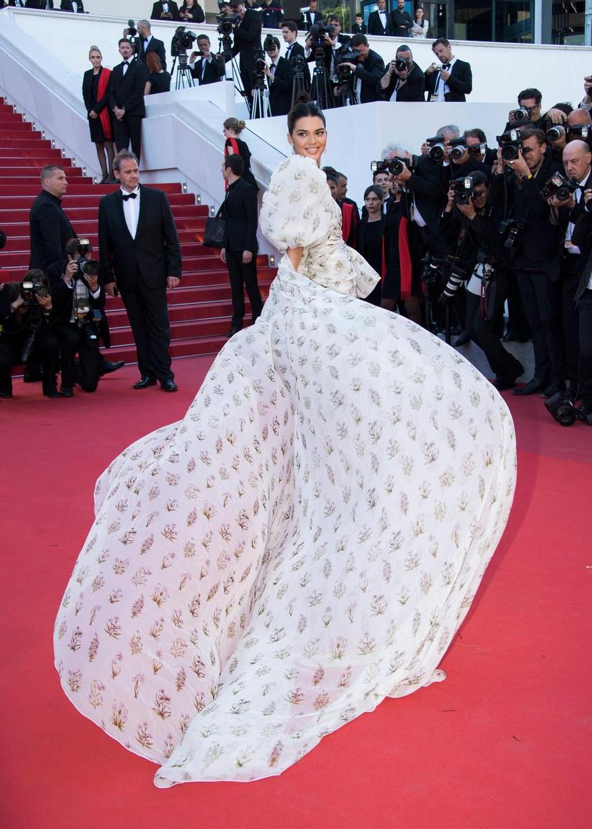 Kendal Jenner con vestido en movimiento en Cannes