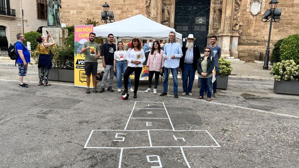 La CUP-Crida per Palma, ayer, en la plaza Sant Francesc. | M.E.V.