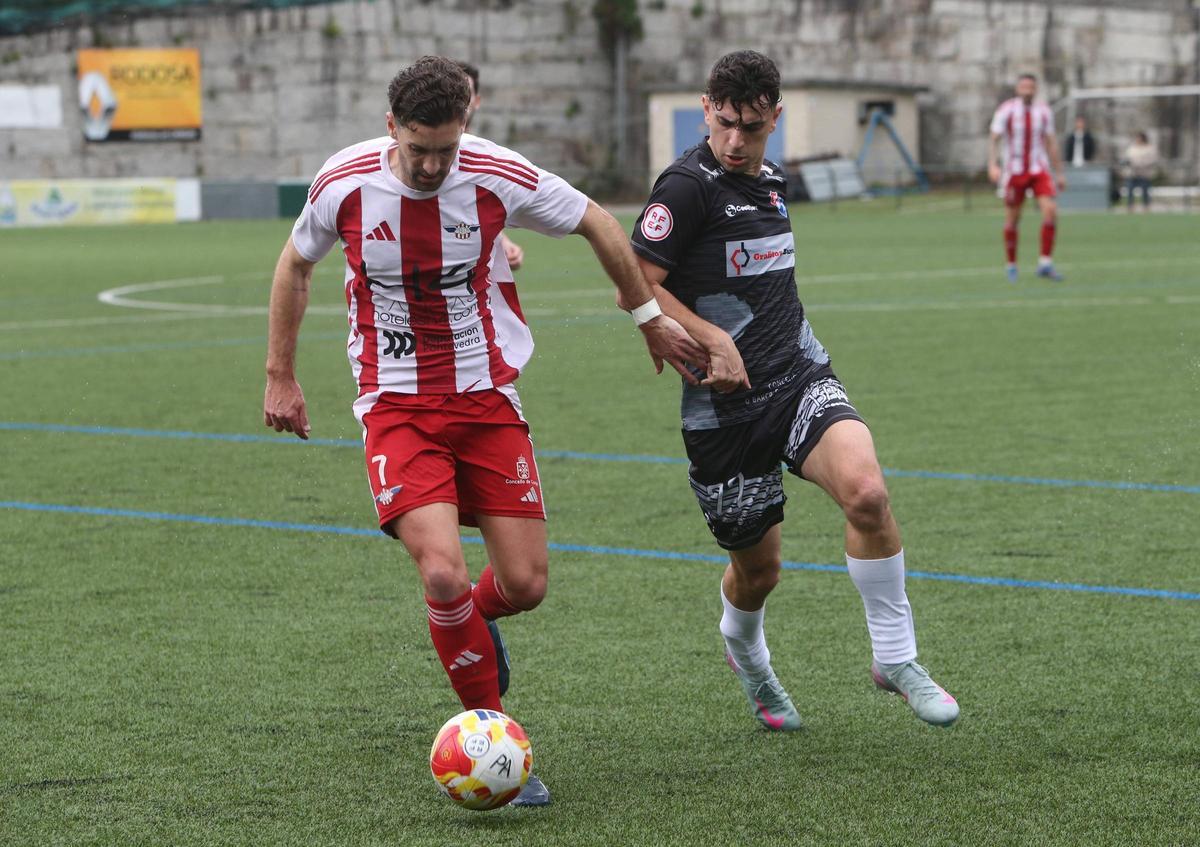 Luismi controla el balón en el partido ante el Barco.