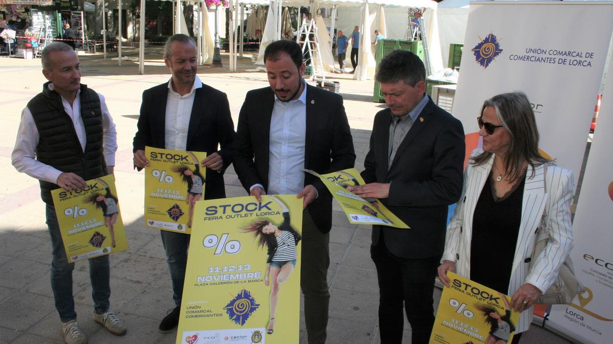 Iván López, Francisco Morales y Luis Torres del Alcázar, centro, durante la presentación de la feria en la Plaza de Calderón donde se iniciaba el montaje de las casetas con temática medieval.