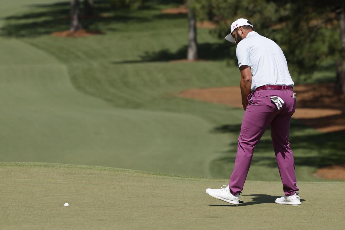 Jon Rahm emboca un birdie en el séptimo hoyo en el recorrido de Augusta