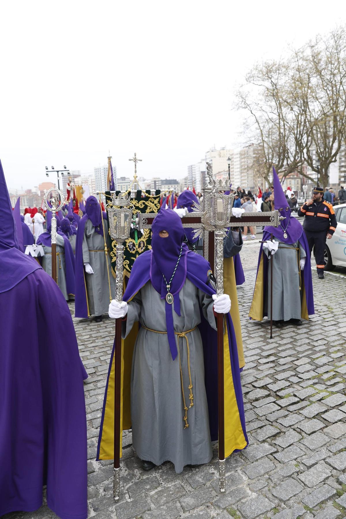 La procesión del Encuentro de Resurrección en Gijón, en imágenes