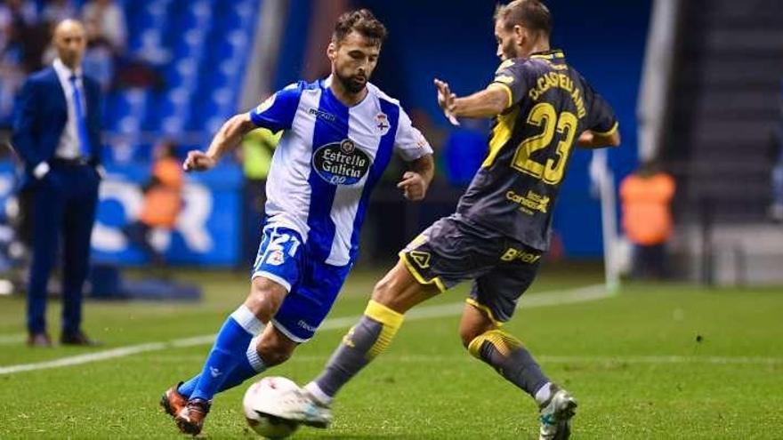 Bruno con el balón ante un defensa del Las Palmas en Copa.