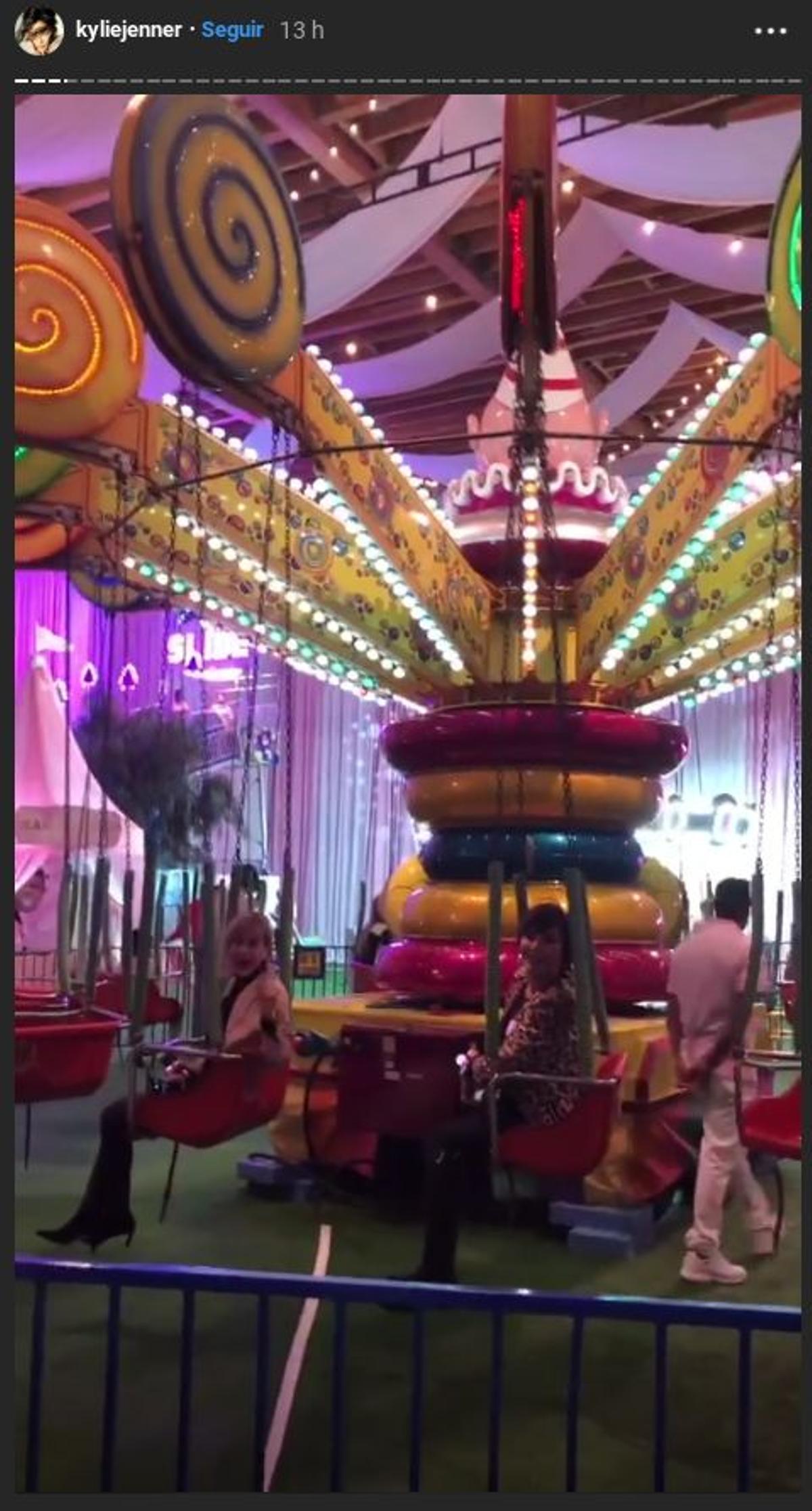 Atracción de feria con forma de piruletas en el primer cumpleaños de Kylie Jenner