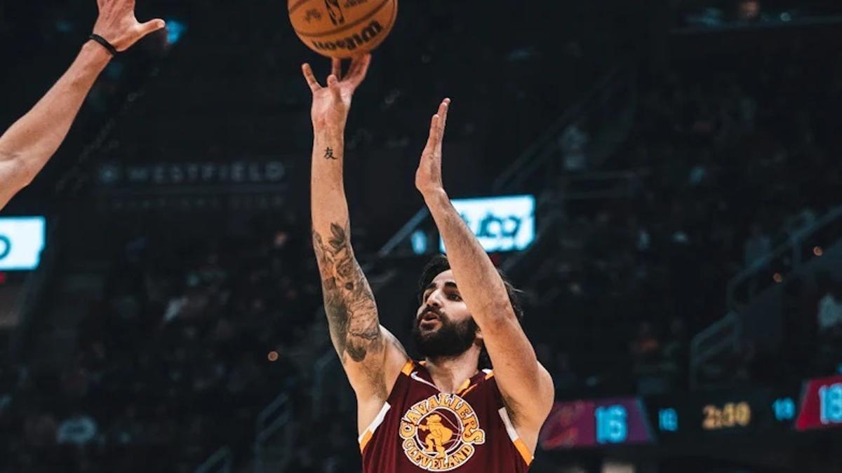 Ricky Rubio anota una canastas en la victoria de los Cleveland Cavaliers.