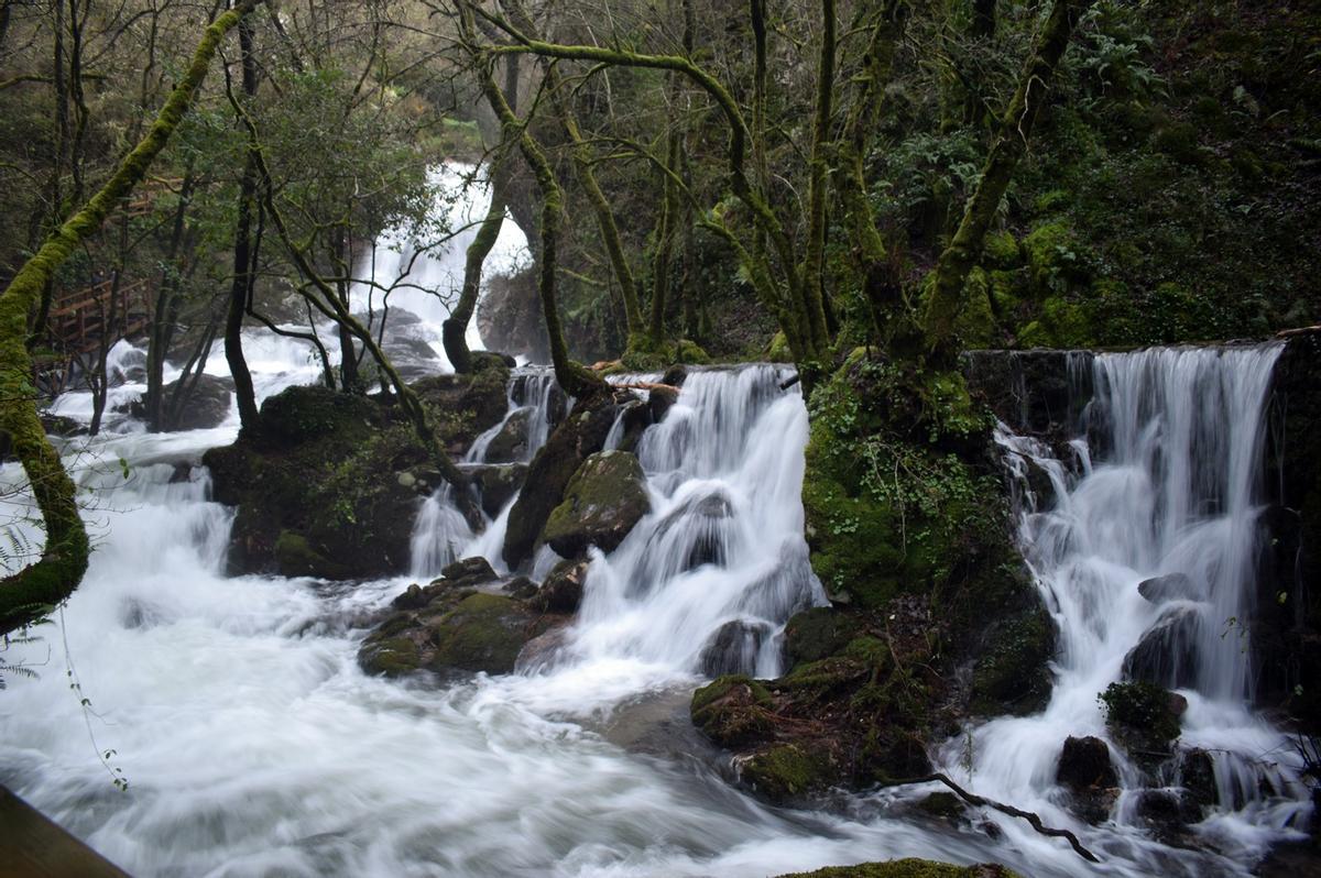 Así lucen con las crecidas las "fervenzas" de Parafita y Raxoi, en el río Valga.