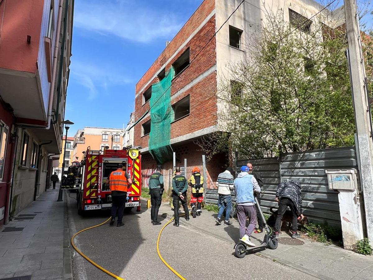 Los servicios de emergencia en el lugar de los hechos y algunas de las personas que viven en edificio, en la calle Atranco.