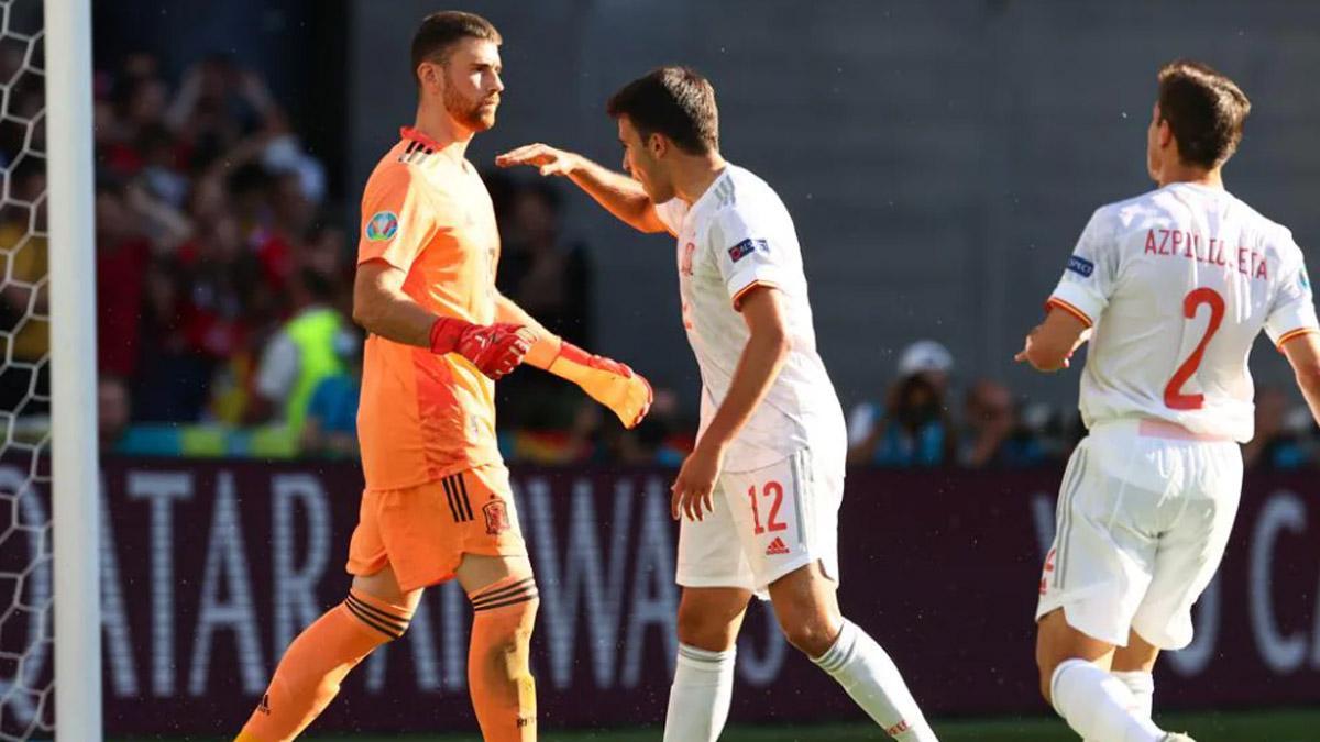 Eric García fue el primero en animar a Unai Simón después de la desafortunada acción que costó un gol al combinado español