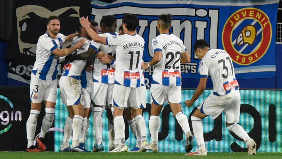 El Espanyol celebra el gol de Puado en Huesca