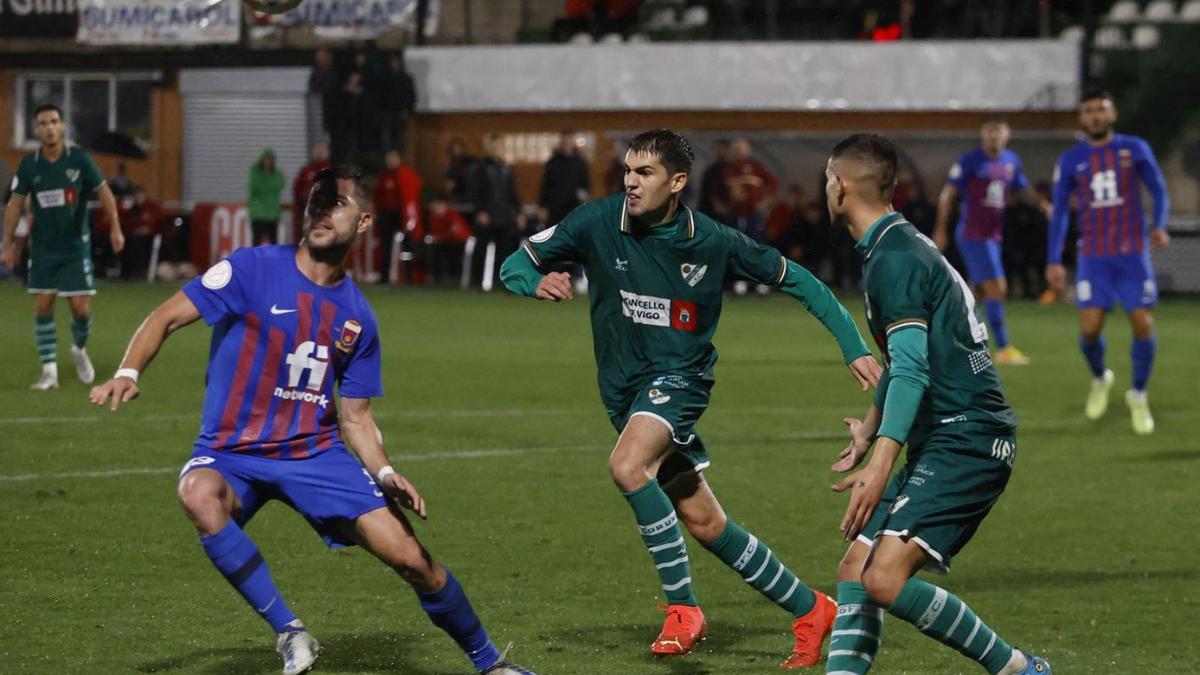 Toni Dovale, del Coruxo, lucha por el balón durante el partido de Copa con el Eldense. // ALBA VILLAR