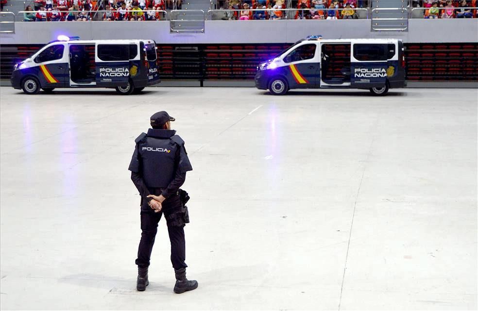 La Policía Nacional se exhibe ante escolares en el Príncipe Felipe