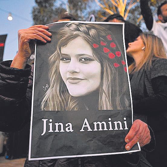Mahsa Amini, también conocida como Jina Amini, fue asesinada por llevar mal colocado el velo.