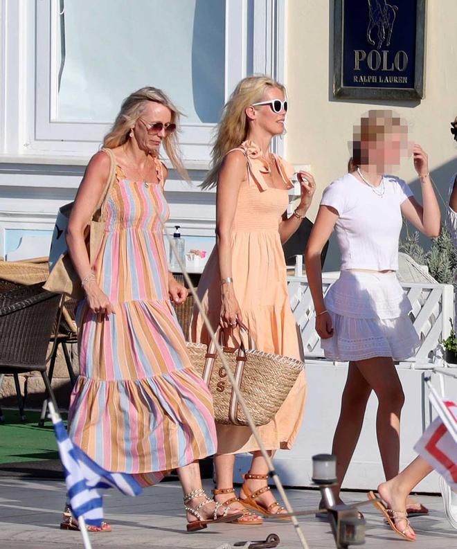 Claudia Schiffer y su hermana, Ann Carolin, con vestidos de Xirena